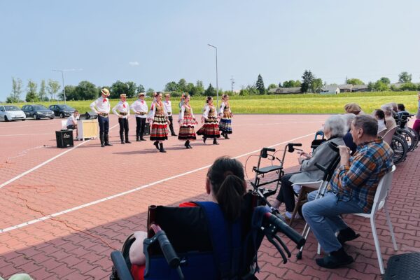 Występ uczniów Liceum Ogólnokształcącego im. W. Zawadzkiego w Wisznicach