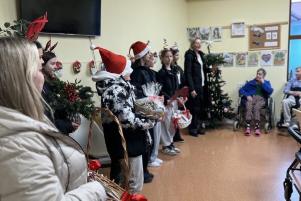 Świąteczne kartki dla pacjentów ze Szkoły Podstawowej w Sosnówce