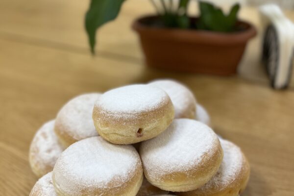 ,,Powiedział Bartek, że dziś tłusty czwartek, a Bartkowa uwierzyła, dobrych pączków nasmażyła”