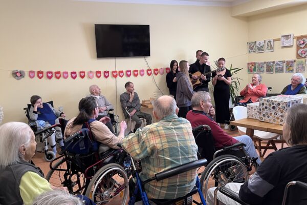 Świętujemy Dzień Babci i Dziadka z uczniami z Liceum Ogólnokształcącego w Wisznicach