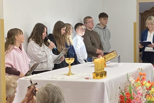 Wspólna modlitwa z uczniami ze Szkoły Podstawowej w Wisznicach